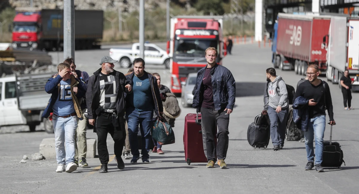"Nie ma potrzeby, by zamykać granicę z Rosją. Na razie na przejściach granicznych wzmocniono kontrole" - powiedział szef MSW Gruzji Wachtang Gomelauri. Do kraju ze stolicą w Tbilisi każdego dnia próbują przedostać się tysiące Rosjan, którzy uciekają przed mobilizacją na wojnę z Ukrainą.