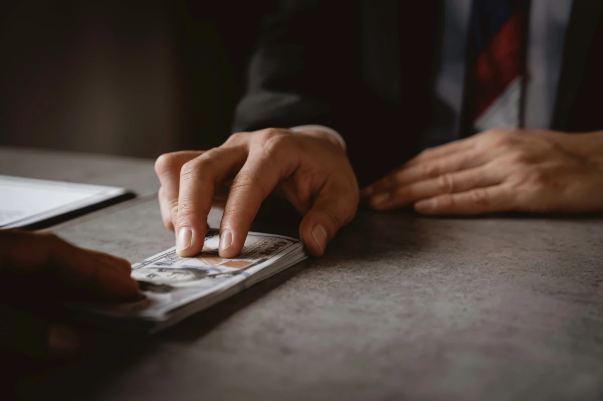 Na karę 3 lat pozbawienia wolności w zawieszeniu na 5 lat i 120 tys. zł grzywny warszawski sąd okręgowy skazał we wtorek biznesmena Jacka P. w jednym z wątków głośnej sprawy korupcyjnej tzw. grupy Sławomira Nowaka. Sąd uznał go za winnego m.in. przyjmowania milionowych łapówek.