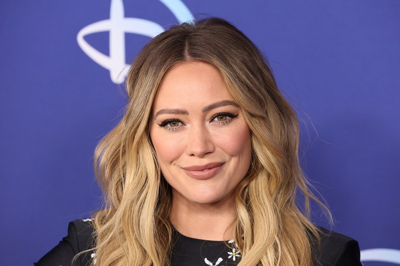 Wielką popularność zdobyła mając zaledwie 14 lat, gdy wytwórnia Disneya obsadziła ją w tytułowej roli serialu "Lizzie McGuire". Wtedy to Hilary Duff zarobiła pierwszy milion dolarów. Potem potrafiła jednak utrzymać swą popularność, m.in. nagrywając dobrze sprzedające się płyty i lansując sporo przebojów. 