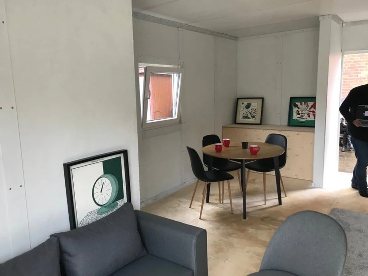 Studenci i naukowcy z Politechniki Wrocławskiej, stworzyli prototyp domu przeznaczonego dla uchodźców z Ukrainy oraz uchodźców wewnętrznych. Zaprezentowano go dziś na terenie Czasoprzestrzeni, czyli dawnej zajezdni tramwajowej Dąbie we Wrocławiu.