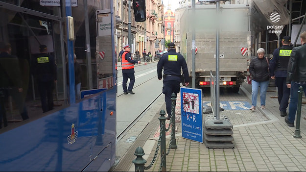 Jeden metr ma znaczenie, bo tylko tyle wystarczy by auto nie zablokowało torowiska. Źle zaparkowane samochody, blokujące tramwaje to zmora polskich miast. W Krakowie w teren ruszyły specjalne patrole złożone ze straży miejskiej i inspektorów ruchu. Nie będzie taryfy ulgowej dla "mistrzów parkowania".Materiał dla "Wydarzeń" przygotowała Agnieszka Molęda.