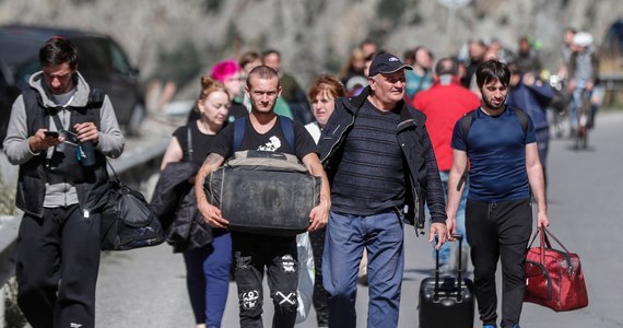 Będziemy rozpatrywać wnioski o azyl od Rosjan uciekających przed mobilizacją na wojnę z Ukrainą, badając każdy przypadek osobno - zapowiedziała rzeczniczka Białego Domu Karine Jean-Pierre. Dodała, że protesty Rosjan świadczą o tym, że nie chcą oni "ginąć na wojnie Putina" i że nie chcą tej wojny.