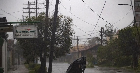 Co najmniej dwie osoby zginęły w efekcie huraganu Ian, który we wtorek nawiedził Kubę. Największe zniszczenia odnotowano w zachodniej części wyspy, szczególnie w prowincji Pinar del Rio. Żywioł uszkodził sieć elektryczną, pozbawiając cały kraj prądu.