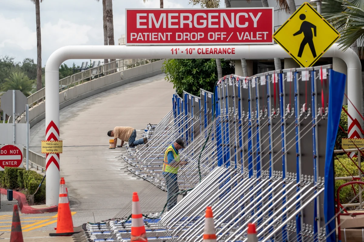 Do Stanów Zjednoczonych dotarł huragan Ian. Służby stanowe apelują, by ludzie nie ryzykowali i nie zbliżali się do wybrzeża. Niektórzy wykorzystują okazję, gdy nadciąga żywioł, by zrobić fotografię w ekstremalnych warunkach. 