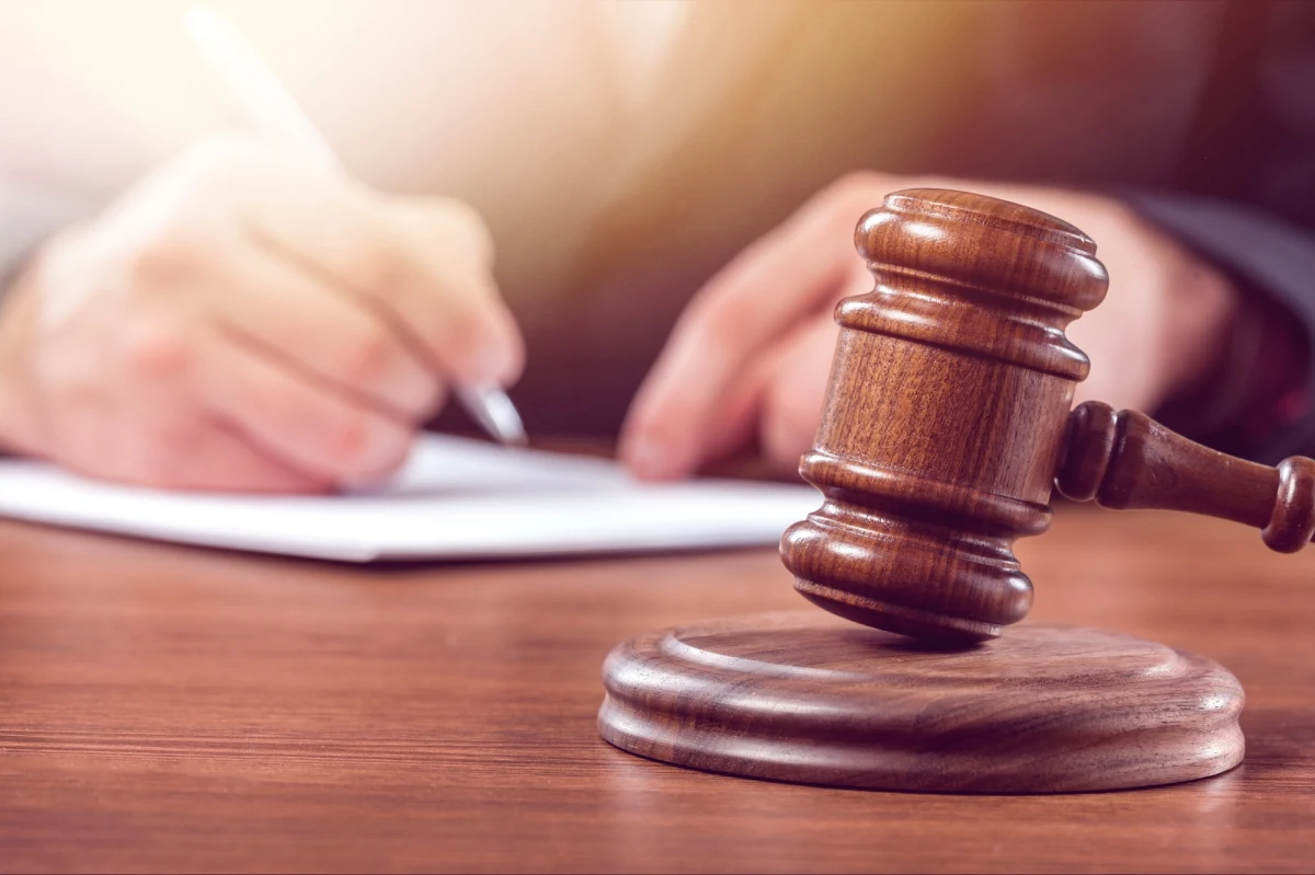 Zaległości Polaków wobec sądów przekraczają 755 mln zł - wynika z danych Krajowego Rejestru Długów. Rekordzista, 49-letni mieszkaniec Wejherowa, jest winien polskiemu wymiarowi sprawiedliwości 75,7 mln zł.