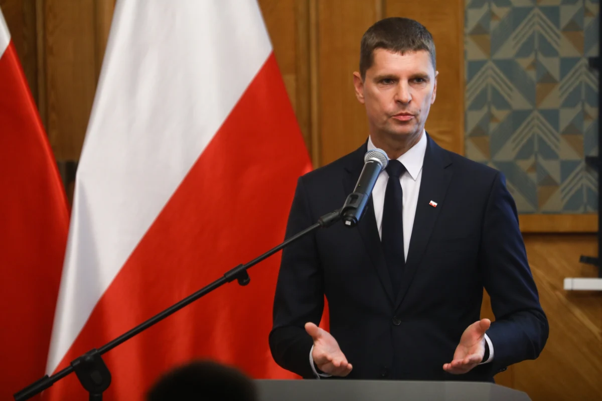 "To jest podręcznik dobrze napisany, z dużą ilością informacji i wiedzy, nakłaniający do szukania odpowiedzi" – stwierdził wiceminister edukacji i nauki Dariusz Piontkowski, pytany w radiu RMF24 o budzący wiele kontrowersji podręcznik prof. Wojciecha Roszkowskiego do nowego przedmiotu – Historia i teraźniejszość. "Uczy przede wszystkim samodzielnego myślenia. Nawet fragmenty, które niektórzy cytowali, były raczej próbą zadawania pytań i szukania odpowiedzi, a nie dawania jednoznacznej odpowiedzi" – przekonywał. W rozmowie z Bogdanem Zalewskim bronił też likwidacji gimnazjów i tłumaczył, na czym polegają zmiany na maturze. 