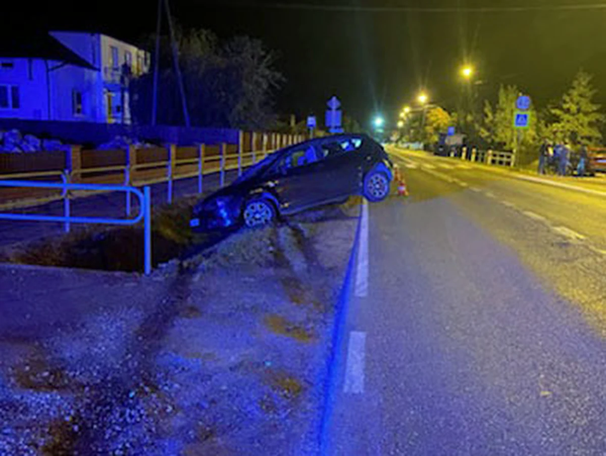 Ponad 2 promile alkoholu miał w organizmie 30-letni kierowca zatrzymany przez policjantów z Przasnysza. Po pierwszej interwencji patrolu wrócił do domu, ale niespełna dwie godziny później znów wsiadł do samochodu, przyjechał pod komendę i na parkingu zaczął kręcić samochodem "bączki". Ten sam wyczyn powtórzył przed budynkiem sądu i odjechał.

