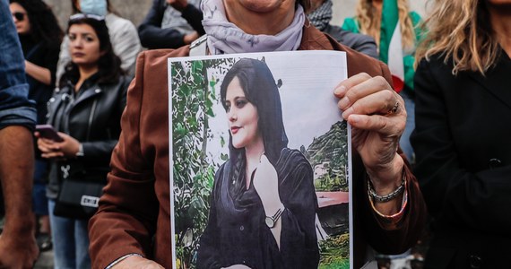 W wielu miastach Iranu trwają protesty, które wybuchły w zeszłym tygodniu po śmierci młodej kobiety zatrzymanej przez policję moralności. Z rąk służb bezpieczeństwa, brutalnie tłumiących te wystąpienia, zginęło już co najmniej 76 osób - informuje organizacja pozarządowa Iran Human Rights (IHR).