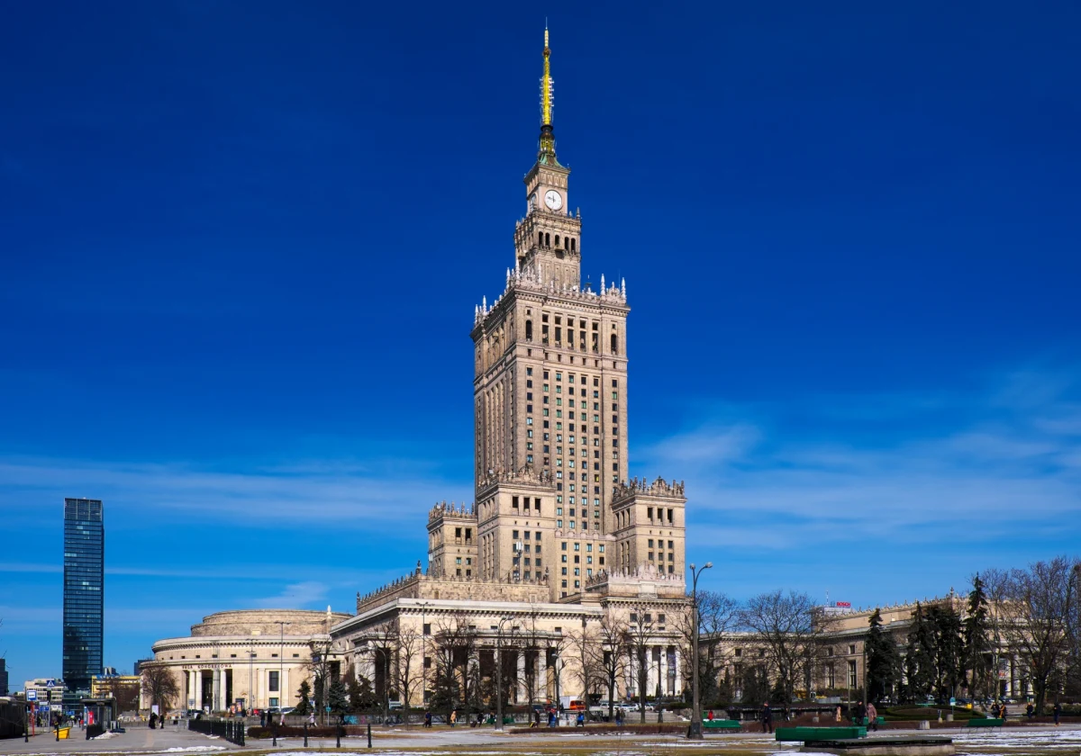 Zielona rewolucja czeka otoczenie Pałacu Kultury i Nauki. Właśnie poszukiwana jest firma, która przebuduje środkową część placu Defilad.

