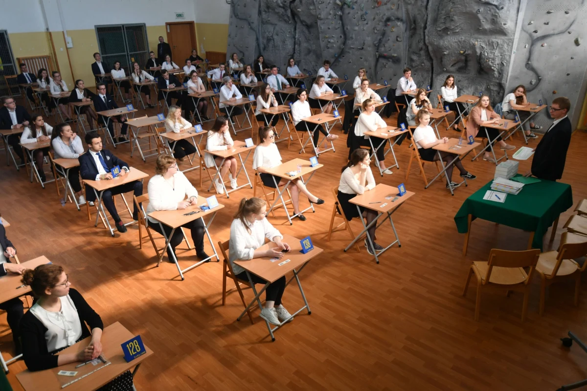 Piątek to ostatni dzień próbnych matur organizowanych przez Centralną Komisję Egzaminacyjną. Uczniowie zmierzyli się dziś z językiem obcym nowożytnym na poziomie podstawowym, m.in. angielskim. To przygotowanie do egzaminu dojrzałości, który odbędzie się w maju. Matura 2023 odbędzie się w już nowej formule - poziom egzaminu ma być też wyższy. Mamy dla Was arkusze z języka angielskiego.