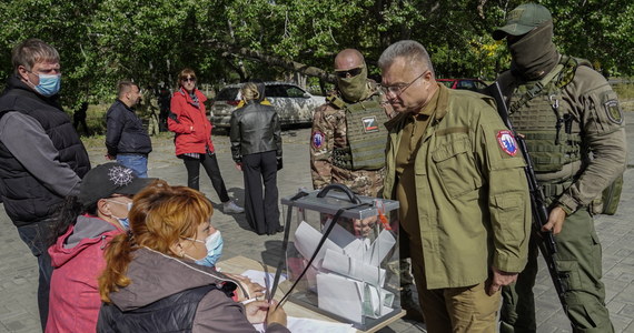 Prorosyjskie władze okupowanych regionów Ukrainy podały wyniki przeprowadzonych przez nie pseudoreferendów. Za włączeniem do Rosji miało zagłosować 98,4 proc. uczestników "referendum" w obwodzie ługańskim, 93,1 proc. w Zaporożu, a w samozwańczej Donieckiej Republice Ludowej - 99,2 proc.