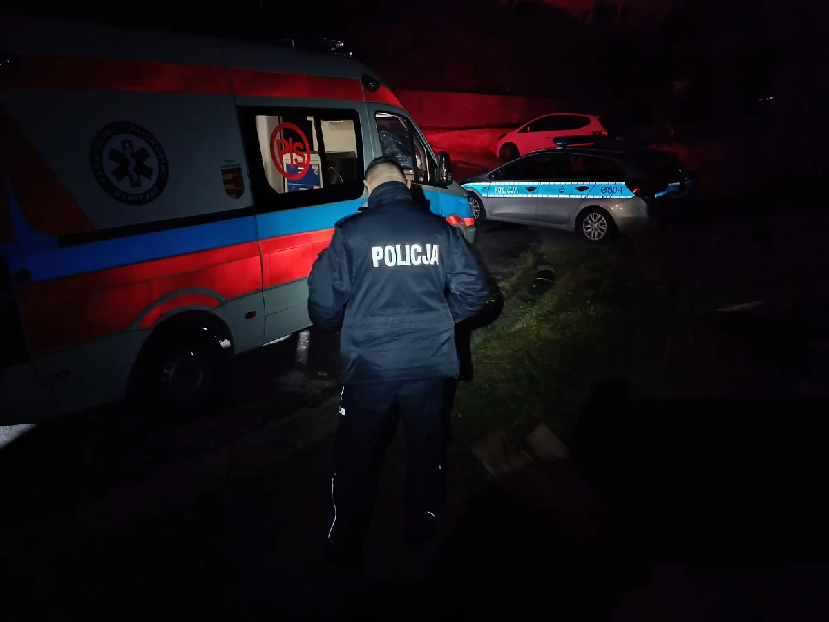 Szczęśliwie zakończyły poszukiwania się zaginionego 17-latka z Rytra. Policjanci wspierani przez strażaków ochotników odnaleźli go po około 3 godzinach i przekazali załodze karetki pogotowia. 