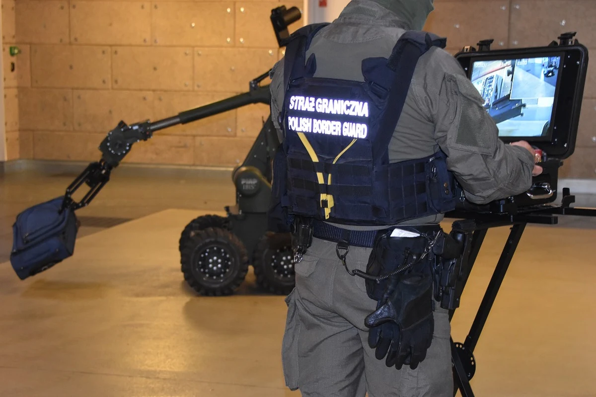 Niemal 100 podróżnych zostało ewakuowanych z wrocławskiego lotniska przez pozostawiony bagaż.