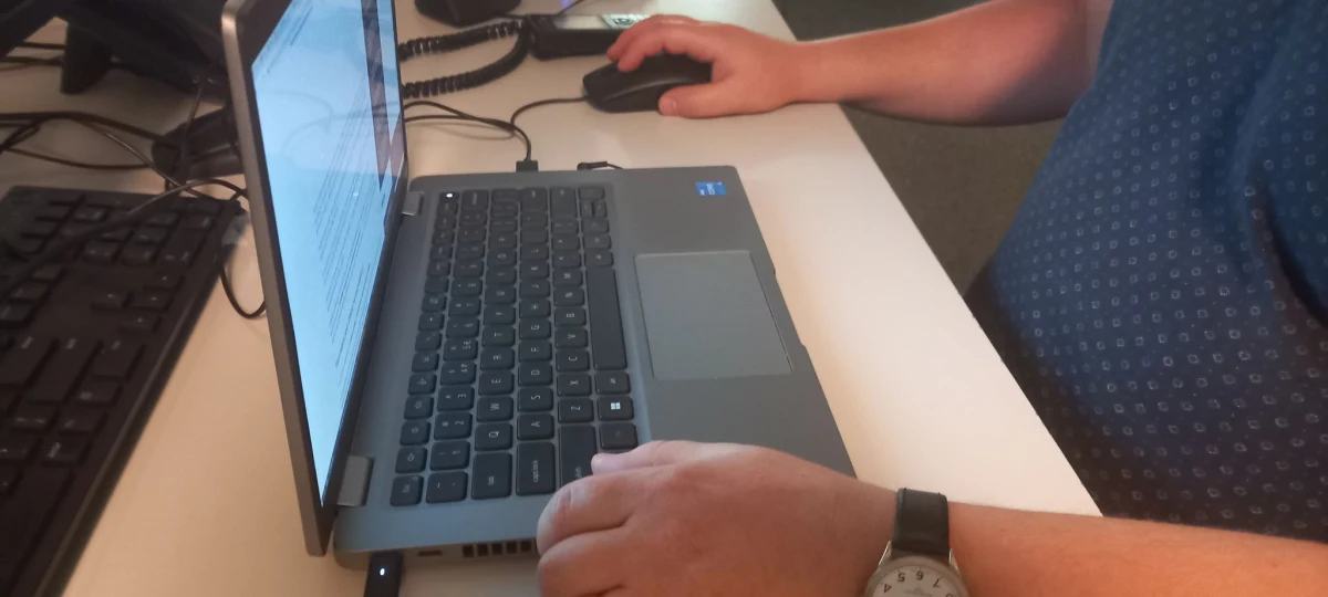 Uwaga na oszustów internetowych podających się za szefa policyjnego Centralnego Biura Zwalczania Cyberprzestępczości. Wysyłają oni maile, które rzekomo pochodzą od policji, a w rzeczywistości są próbą wyłudzenia danych i pieniędzy.