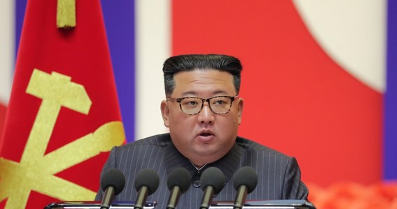 Korea Północna wystrzeliła ze swojej stolicy, Pjongjangu, dwie rakiety balistyczne krótkiego zasięgu w kierunku wschodnich wód morskich kraju - przekazały siły zbrojne Korei Południowej. Wcześniej informowano o jednym pocisku.