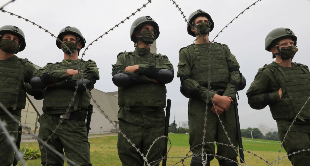 ​Białoruski MON poinformował w mediach społecznościowych o rozpoczęciu niezapowiedzianego sprawdzianu "gotowości bojowej i mobilizacyjnej" jednostki nr 06752, stacjonującej w obwodzie mińskim. Sprawdzian obejmie m.in. powołanie osób podlegających obowiązkowi wojskowemu i odświeżenie ich umiejętności.