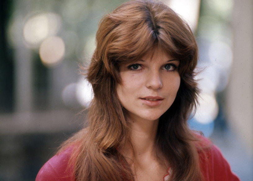 W latach 70. i 80. była jedną z najpopularniejszych (i najładniejszych) polskich wokalistek. Elżbieta Dmoch to twarz i głos tria 2+1, które wylansowało mnóstwo wielkich przebojów. Po rozpadzie grupy nigdy nie zaczęła kariery solowej, zniknęła z życia publicznego. Później media zainteresowały się jej życiem w samotności.