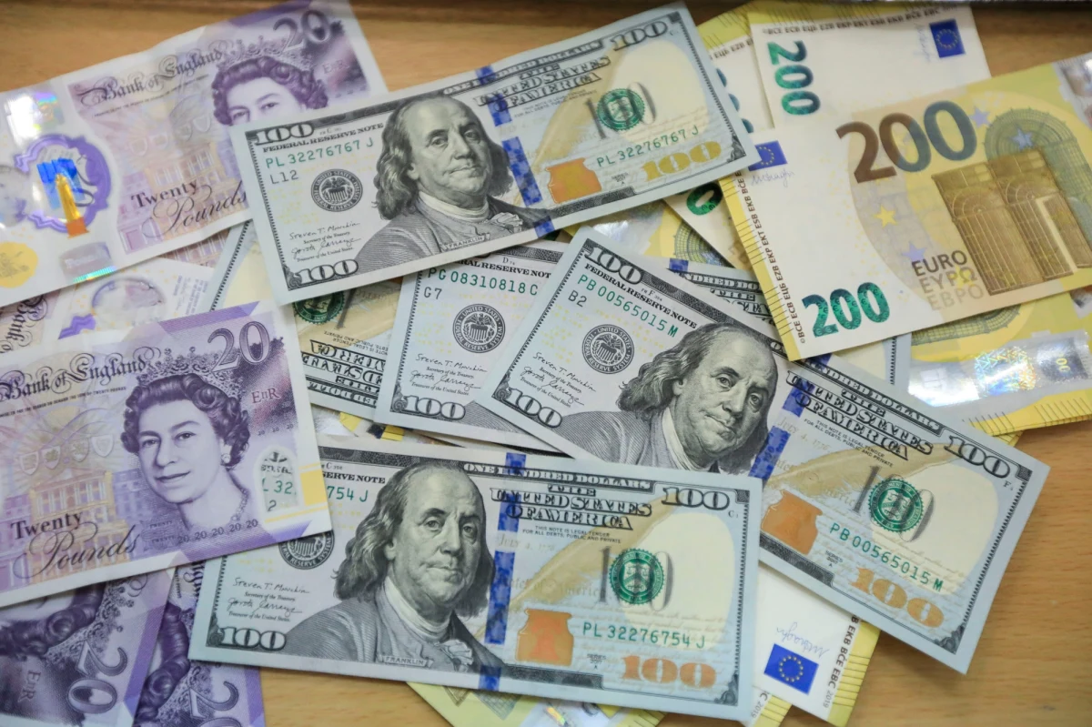 Dolar jest najdroższy w historii - osiągnął granicę 5 złotych. W górę szybuje frank szwajcarski, który również przedostał się powyżej 5 złotych. Kurs euro przekracza 4,80 zł. Na mocnej wyprzedaży jest funt brytyjski. Niestety słabnie też polski złoty. 