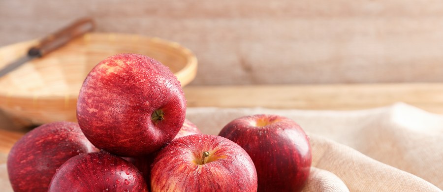 Jabłko jest jednym z najpopularniejszych i najchętniej spożywanych owoców na świecie. I chociaż niektórym trudno w to uwierzyć - na świecie uprawia się więcej niż 10 tysięcy odmian jabłoni. 28 września obchodzimy Światowy Dzień Jabłka. Co można przygotować z najpopularniejszego polskiego owocu?