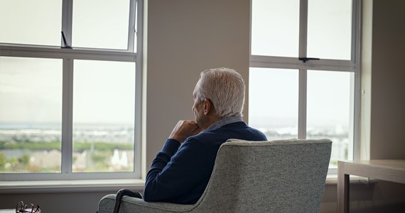 Farmaceutyczne firmy Eisai i Biogen poinformowały, że ich lek Lecanemab znacząco zwalnia postępy choroby Alzheimera. Wyniki badań pokazały, że stosowanie tego leku, w ciagu 18 miesiecy, zmniejszyło tempo narastania objawów aż o 27 procent. 