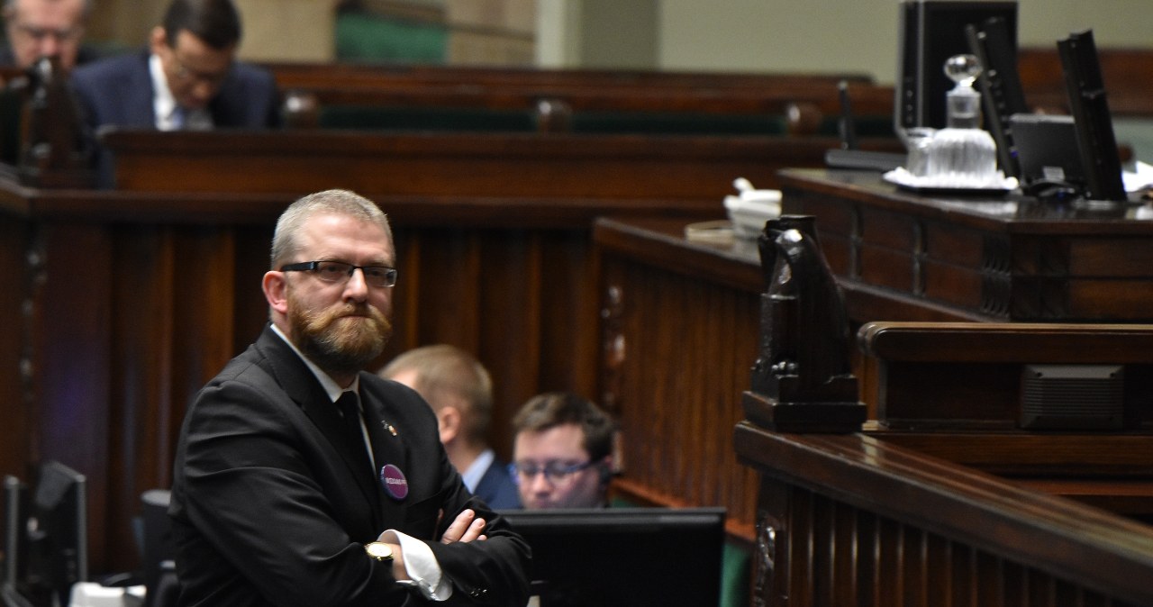 Grzegorz Braun może stracić kanał na Youtube. Sporo na nim zarabia