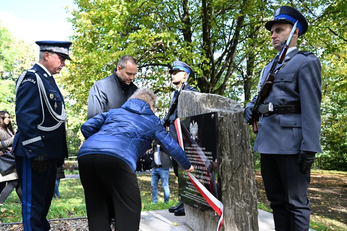 W środę na terenie klasztoru w Kalwarii Pacławskiej na Podkarpaciu odsłonięta została pamiątkowa tablica poświęcona dwóm funkcjonariuszom policji, którzy zamordowanych w zbrodni katyńskiej w 1940 r. Obelisk upamiętnia Jana Jurystę i Edwarda Misińskiego.