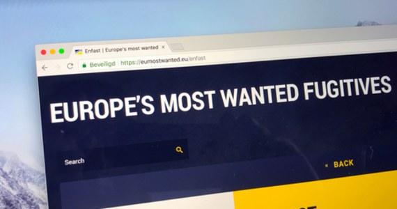 EU Most Wanted 2022, czyli najbardziej poszukiwani przestępcy 2022 roku. Ich nazwiska zostały opublikowane w ramach kampanii, mającej na celu przyciągnięci naszej uwagi na poszukiwanych, którzy są członkami zorganizowanych grup przestępczych. W tym roku na portalu kampanii pojawiło się ponad 50 profili przestępców, którzy są poszukiwani w Europie za poważne przestępstwa m.in. zabójstwa, handel ludźmi, rozboje i przestępstwa o charakterze terrorystycznym. Trzech z nich pochodzi z Polski.
