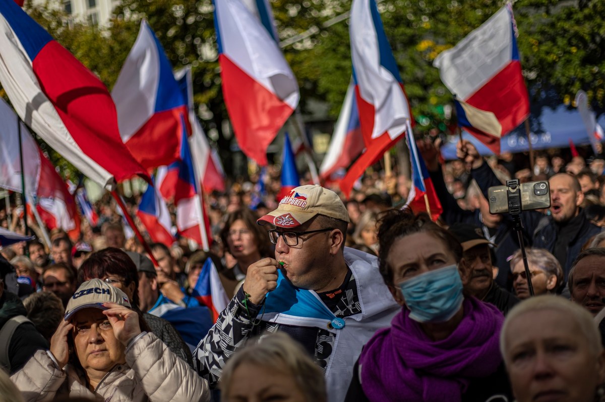 Wielotysięczny protest odbył się w środę w Pradze. Demonstranci domagali się dymisji rządu, przeprowadzenia przedterminowych wyborów parlamentarnych, a także organizacji referendum w sprawie zakupu rosyjskiego gazu. Manifestacje odbyły się też w innych miastach Czech.