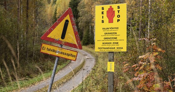 Tysiące Rosjan przekroczyły w miniony weekend granicę z Finlandią, uciekając przed mobilizacją. Minister spraw wewnętrznych Krista Mikkonen przyznała, że jej kraj rozważa budowę ogrodzenia na "krytycznych odcinkach" granicy z Rosją. 