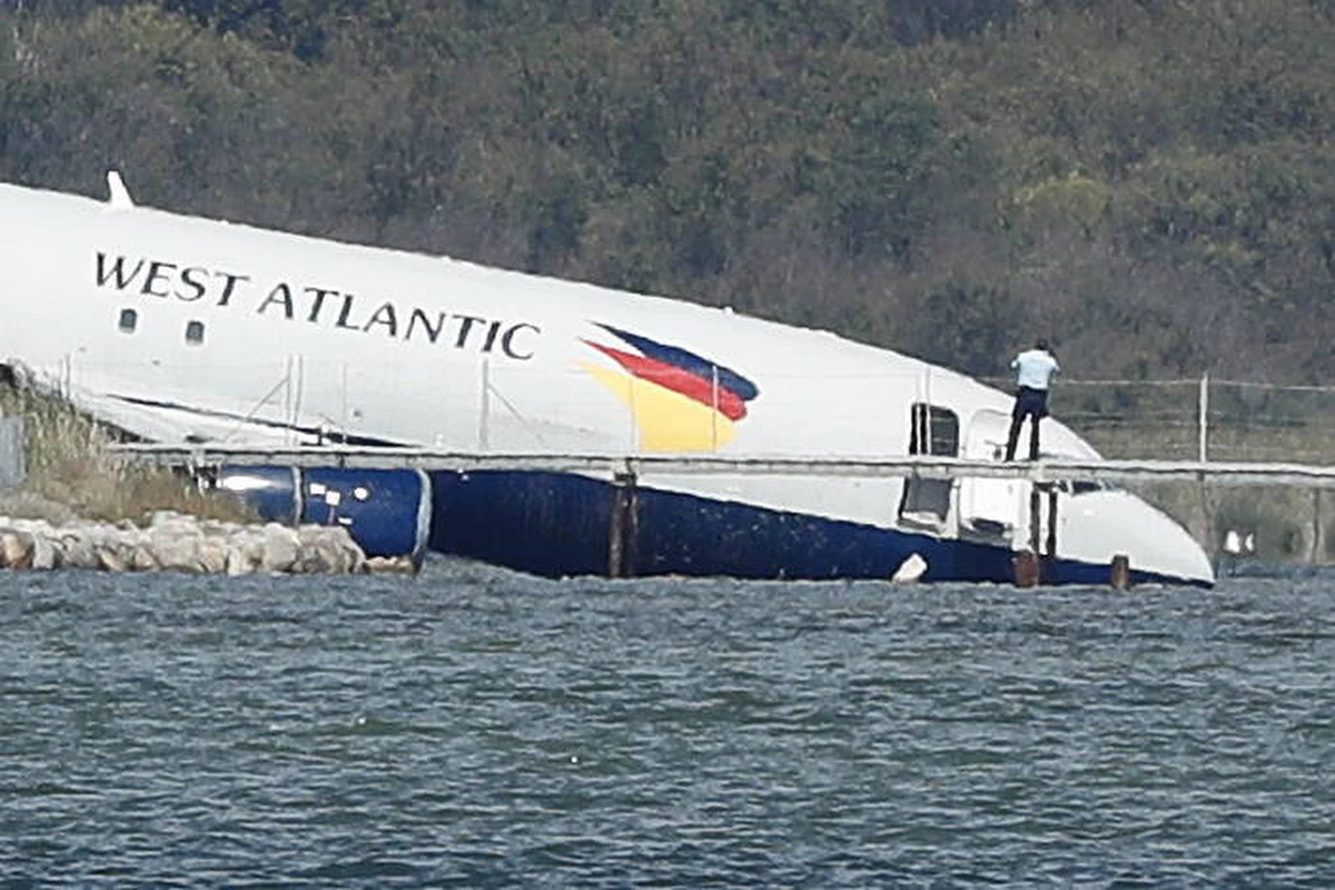 Trwa dochodzenie po tym, jak samolot transportowy przeleciał nad pasem startowym na lotnisku Montpellier we Francji i wylądował częściowo zanurzony w jeziorze. Na dwa dni trzeba było zamknąć lotnisko. Jak podały lokalne media, w usunięcie samolotu zaangażowane były trzy firmy holownicze. 