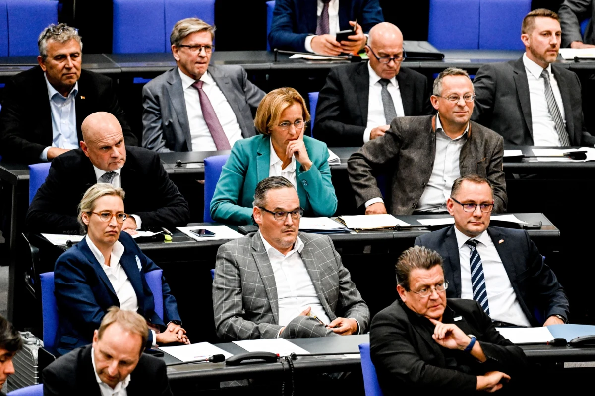 Chadecka Unia CDU/CSU poniosła porażkę w Bundestagu z propozycją zwiększenia wsparcia militarnego dla Ukrainy; w głosowaniu imiennym 179 posłów opowiedziało się za przyjęciem wniosku, 476 było przeciw, a jeden wstrzymał się od głosu - informuje telewizja ARD.