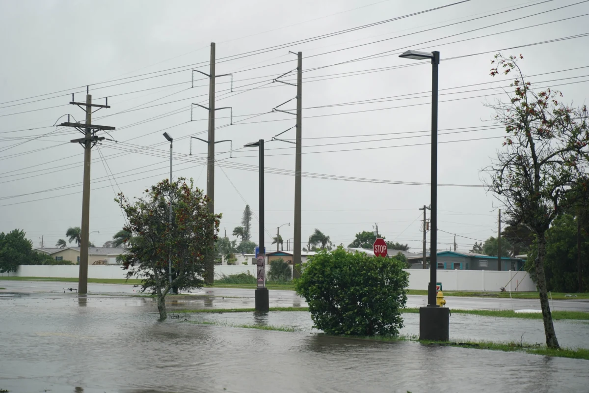 Tuż po godzinie 21:00 czasu polskiego ekstremalnie niebezpieczny huragan 4. kategorii w skali Saffira-Simpsona uderzył w zachodnie wybrzeże Florydy - podała amerykańska agencja National Hurricane Center, monitorująca cyklony tropikalne na Atlantyku i Wschodnim Pacyfiku. Według strony PowerOutage.us, na którą powołuje się m.in. CNN, już ponad milion mieszkańców Florydy jest bez prądu. 