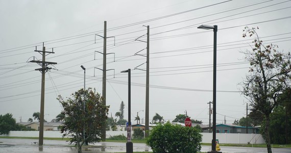 Tuż po godzinie 21:00 czasu polskiego ekstremalnie niebezpieczny huragan 4. kategorii w skali Saffira-Simpsona uderzył w zachodnie wybrzeże Florydy - podała amerykańska agencja National Hurricane Center, monitorująca cyklony tropikalne na Atlantyku i Wschodnim Pacyfiku. Według strony PowerOutage.us, na którą powołuje się m.in. CNN, już ponad milion mieszkańców Florydy jest bez prądu. 