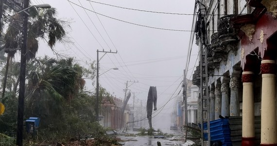 Huragan Ian zwalnia. W tej chwili ma już 2. kategorię. Oko huraganu Ian dotarło do wybrzeży Florydy tuż po godz. 15:00 lokalnego czasu w pobliżu wyspy Cayo Costa. Po południu ponad 2 miliony domów i firm było pozbawionych prądu. 