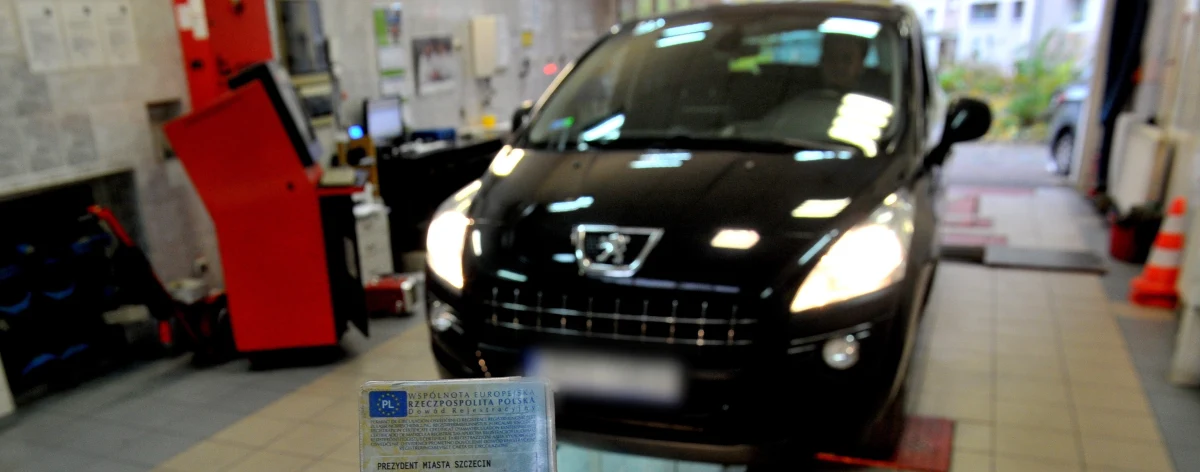 Pilnej waloryzacji opłat za badania techniczne samochodów domagają się od resortu infrastruktury przedsiębiorcy prowadzący stacje kontroli pojazdów. Dziś przedstawiciele tej branży protestowali w Warszawie. Część stacji z całej Polski dołączyła do akcji i przez kilka godzin nie wykonywała przeglądów. "Kierowcy w dużej części popierają nasze postulaty. Badanie techniczne to jest chyba jedyna opłata, która w dzisiejszych czasach nie zdrożała" - podkreślał w rozmowie z radiem RMF24 Marcin Barankiewicz - Prezes Zarządu Polskiej Izby Stacji Kontroli Pojazdów. Protestujący złożyli w Ministerstwie Infrastruktury petycję ze swoimi postulatami.