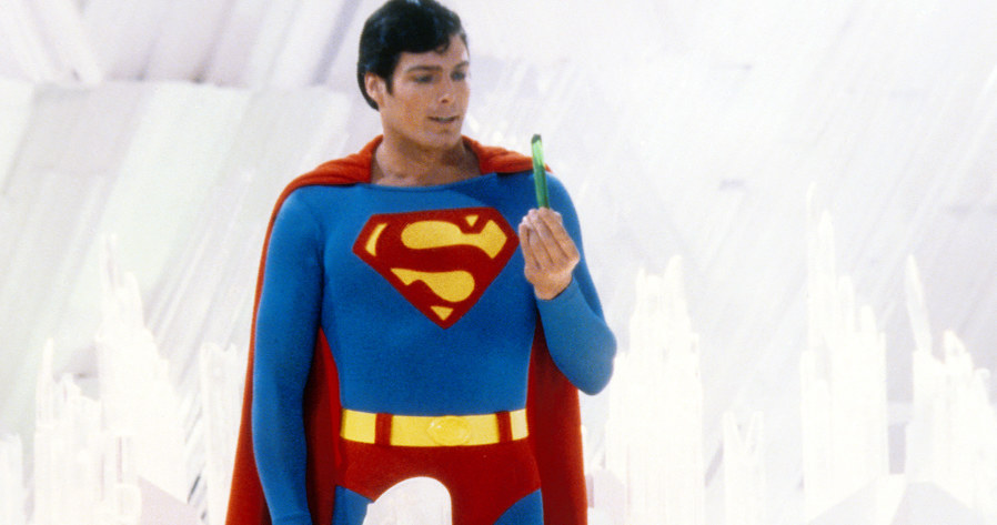 Na aukcję trafi ponad 1500 pamiątek filmowych. Wśród nich kostium Supermana. Chodzi o uniform, który przywdziewał Christopher Reeve w latach 1978-1987. Inne pamiątki też powinny wywołać dreszczyk emocji. Są to np. rękawice Dartha Vadera, Biblia ze schowkiem na młotek geologiczny ze "Skazanych na Shawshank", hełm pilota z bondowskiego filmu "Żyje się tyko dwa razy" czy rydwan z "Gladiatora".