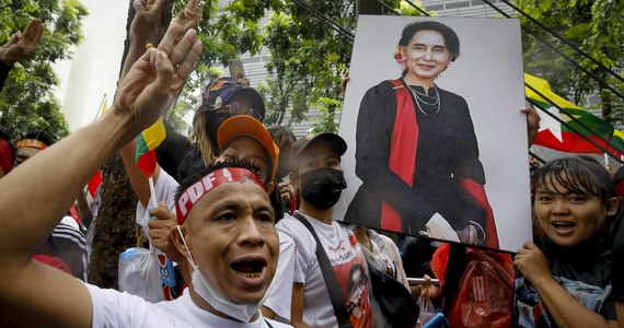 Sąd w kontrolowanej przez juntę wojskową Birmie po raz kolejny skazał byłą demokratyczną przywódczynię kraju Aung San Suu Kyi na karę trzech lat więzienia. Karę trzech lat pozbawienia wolności dostał także australijski ekonomista z jej obalonego rządu Sean Turnell za naruszenie prawa o tajemnicy służbowej - przekazał anonimowy przedstawiciel władz.