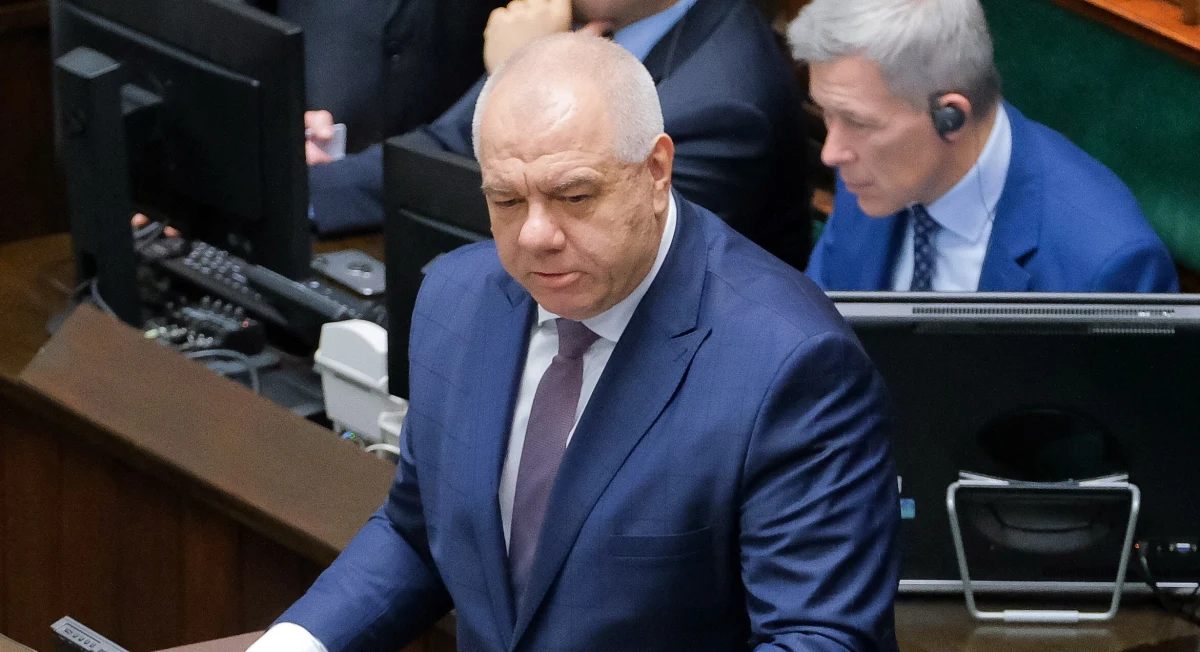 ​Nowy podatek od nadmiarowych zysków proponowany przez resort Jacka Sasina będzie można obniżyć, a nawet uniknąć jego płacenia. Jak podaje Business Insider, firmy będą mogły ograniczyć daninę, jeśli zdecydują się na inwestycję np. w produkcję energii, przemysł obronny lub produkcję nawozów.