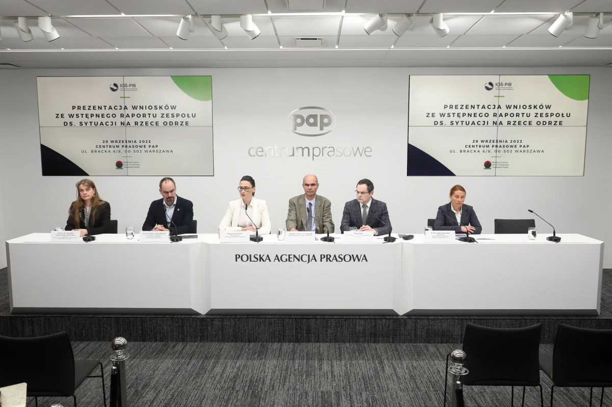 Susza hydrologiczna i zakwit złotych alg - takie według raportu przygotowanego na zlecenie resortu środowiska są przyczyny katastrofy ekologicznej na Odrze. Przypomnijmy, że z rzeki wydobyto prawie 250 ton martwych ryb.