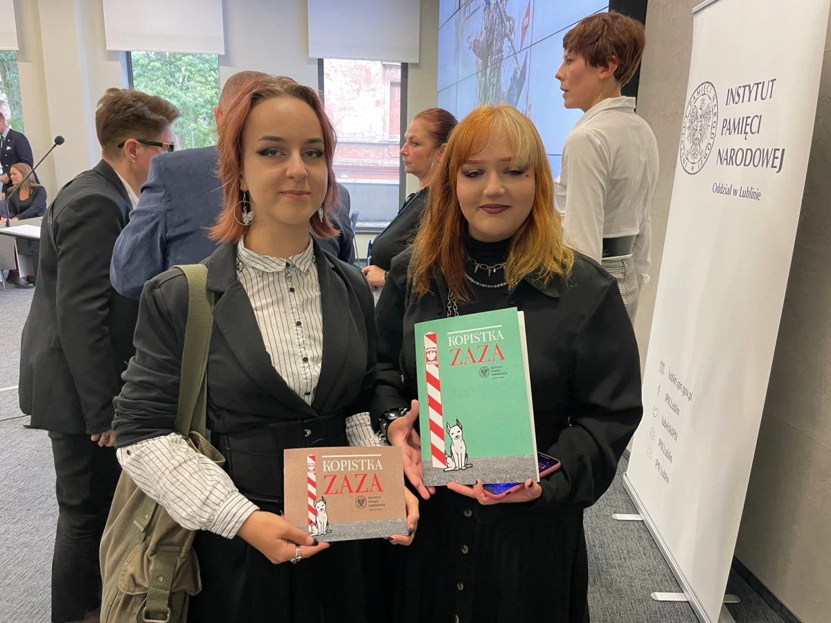 ​Niecodzienna praca powstała w Lublinie. Uczniowie z liceum plastycznego narysowali komiks, animację i kolorowankę pt. "Kopistka Zaza". Zaza - to suka, wilczyca, która była prawdziwym psem w jednej ze strażnic Korpusu Ochrony Pogranicza. W ten sposób opowiadają najmłodszym historię napaści Związku Radzieckiego na Polskę w 1939 roku. Komiks wydał Instytut Pamięci Narodowej w Lublinie.