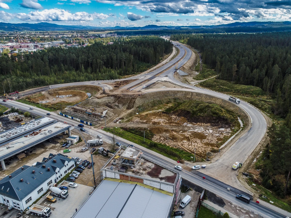 W związku z budową estakady nad ul. Ludźmierską w Nowym Targu, ruch pojazdów zostanie przełożony na drogą tymczasową. Przebiega ona po łącznicach węzła Nowy Targ Zachód, tymczasowo przystosowanych na czas prowadzenia prac nad ul. Ludźmierską. 