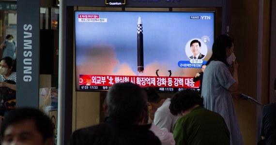 Korea Północna wystrzeliła w czwartek w kierunku swojego wschodniego wybrzeża dwie rakiety balistyczne krótkiego zasięgu - poinformowała południowokoreańska armia. Pociski wystrzelono krótko po tym, gdy Koreę Południową opuściła składająca tam wizytę wiceprezydent USA Kamala Harris.
