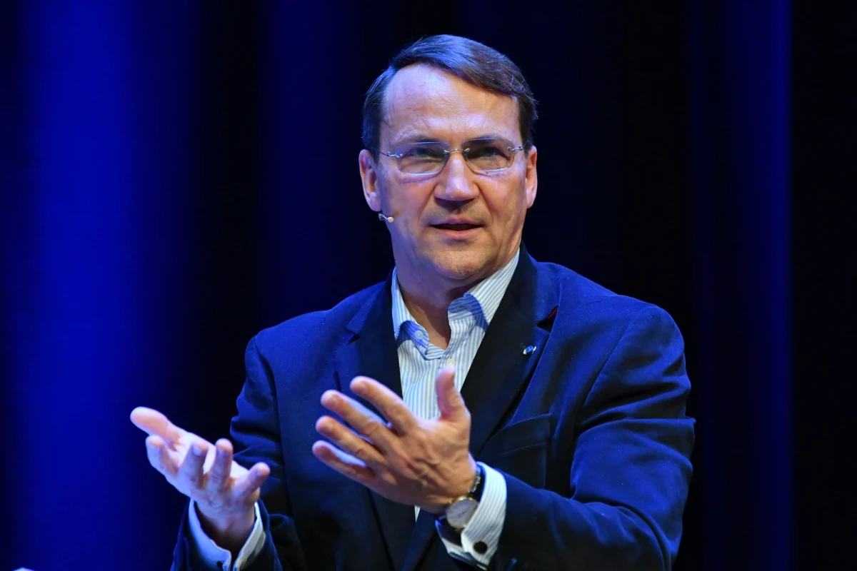 Europosłowie PiS podczas konferencji w Brukseli wezwali europosła PO Radosława Sikorskiego do ujawnienia źródeł swoich dochodów. Jak zaznaczyli, Sikorski ma poza wynagrodzeniem europosła dodatkowe dochody rzędu kilkuset tysięcy euro. 