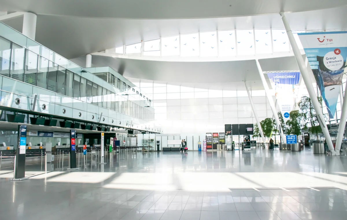 "Jesteśmy świadkami bezprecedensowego, ale i bezprawnego działania" - tak o odwołaniu prezesa wrocławskiego lotniska powiedział prezydent miasta Jacek Sutryk. Szef Portu Lotniczego Wrocław Dariusz Kuś został odwołany w trakcie Nadzwyczajnego Walnego Zgromadzenia Akcjonariuszy. Miasto Wrocław ma 49,2 proc. udziałów w spółce.