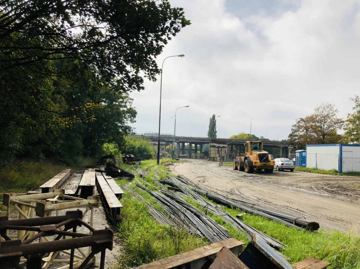 O 30 cm mają być wydłużone podpory wiaduktów przy ul. Przybyszewskiego w Łodzi, aby dołem mogły swobodnie przejeżdżać pociągi. Fuszerka projektowa wyszła dopiero w trakcie prac i okazało się, że spółka kolejowa podniosła torowisko w czasie przebudowy.