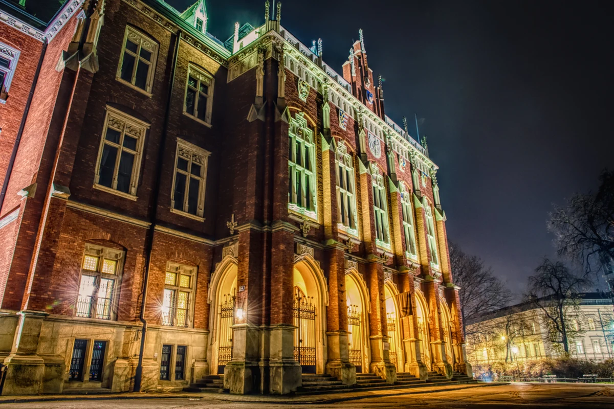 Takiego zagrożenia funkcjonowania uczelni akademickich jeszcze nie było - powiedział dziś na konferencji prasowej rektor Uniwersytetu Jagiellońskiego prof. Jacek Popiel. Wszystko przez rosnące koszty energii. Uczelnia otrzymała ofertę dotyczącą dostaw energii w 2023 roku wyższą od usługi w 2022 roku o 154 miliony złotych. Za 2023 rok uczelnia miałaby zapłacić w sumie 182 miliony złotych. Władze uczelni nie zamierzają podpisywać takiej umowy i twierdzą, że jest to istotne zagrożenie dla normalnego funkcjonowania uczelni, a także groźba utraty wielu lat badań naukowych.