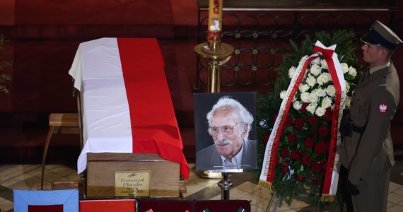 Franciszek Pieczka spoczął na cmentarzu w Aleksandrowie. "To pożegnanie człowieka, którego życie było życiem człowieka wzorcowym" - powiedział prezydent Andrzej Duda podczas uroczystości pogrzebowych aktora. Franciszek Pieczka zmarł 23 września w wieku 94 lat.