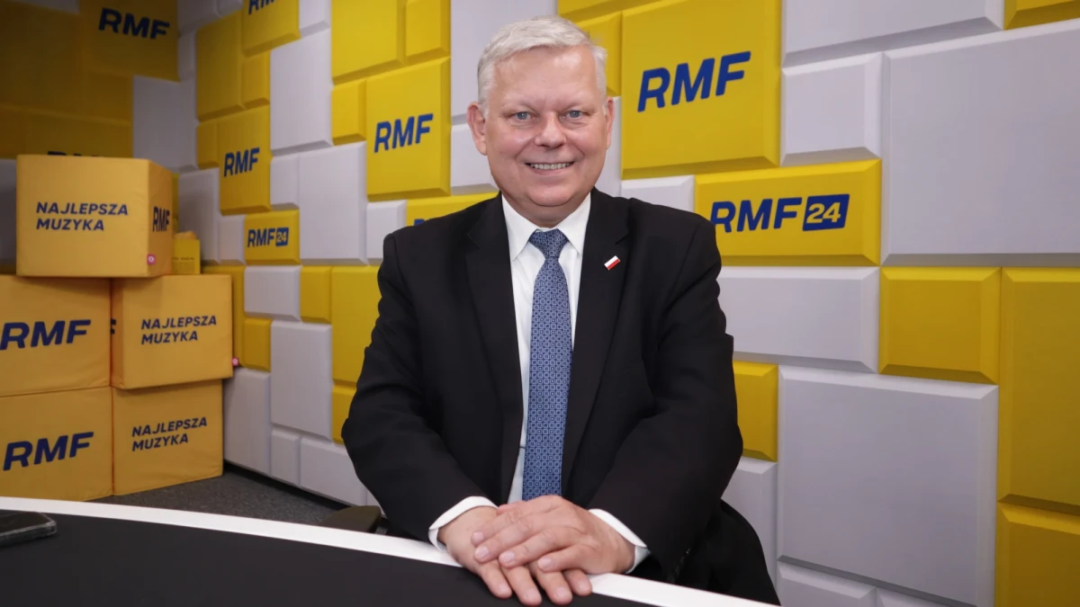 Rada Ministrów we wtorek przyjęła projekt obejmujący zniesienie tzw. oblige giełdowego, czyli obowiązku sprzedaży energii elektrycznej przez Towarową Giełdę Energii oraz zaostrzający odpowiedzialność w zakresie manipulacji na rynku energii elektrycznej. "Jeżeli obniżenie obliga giełdowego spowoduje, że energia elektryczna stanieje na tyle, że będzie na akceptowalnym poziomie to wtedy inne mechanizmy mogą nie być potrzebne" - mówił w Rozmowie w południe w RMF FM poseł PiS Marek Suski. Podkreślił jednak, że na razie jest to równoległe rozwiązanie do zamrożenia cen energii do 2 tys. kWh.