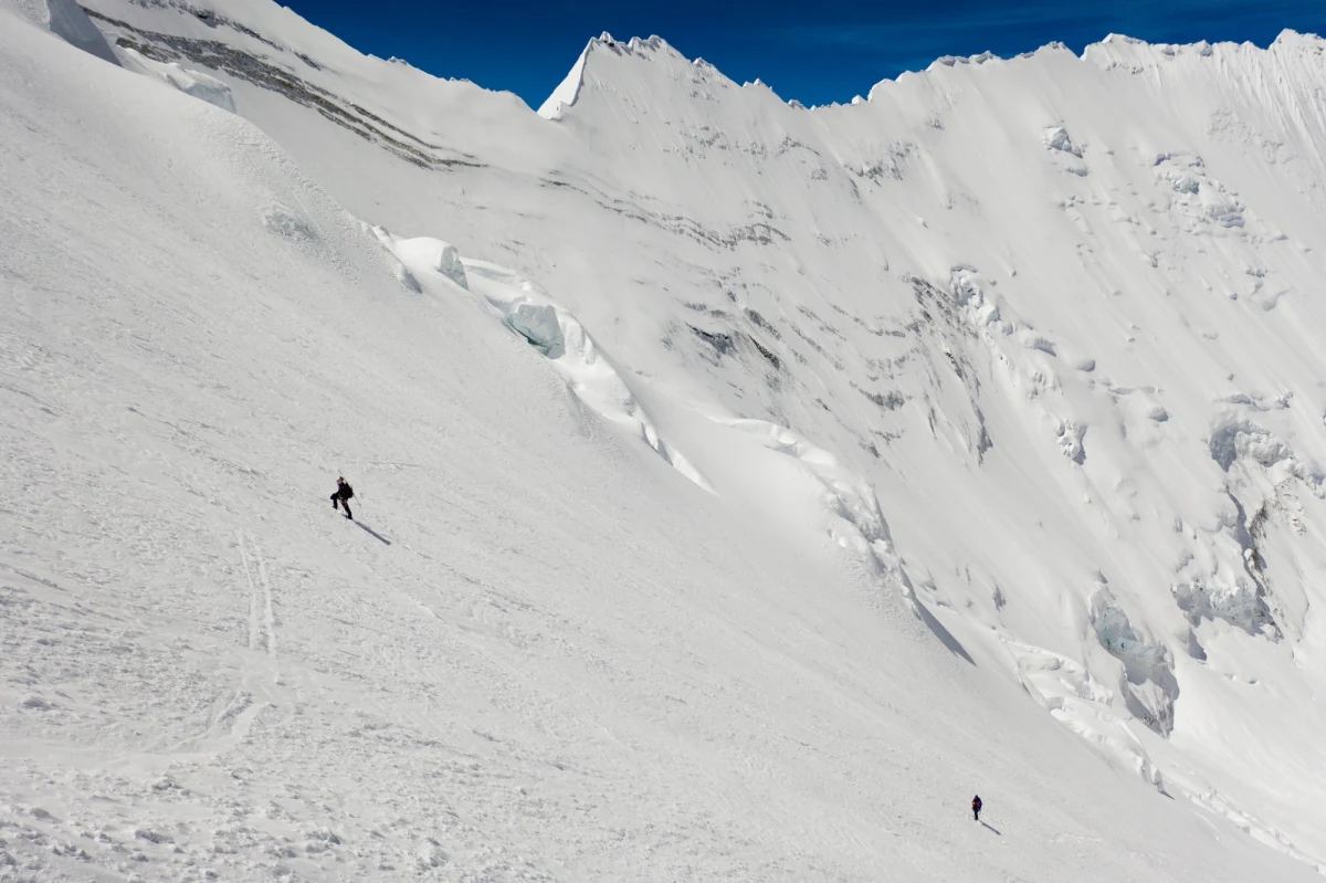 Andrzej Bargiel przerwał atak szczytowy na Mount Everest. Wraz z Januszem Gołąbem wspinacze dotarli do obozu czwartego, ale okazało się, że silny wiatr nie pozwoli im na rozstawienie namiotu. Podjęli decyzję o zejściu do obozu drugiego.