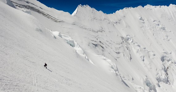 Andrzej Bargiel przerwał atak szczytowy na Mount Everest. Wraz z Januszem Gołąbem wspinacze dotarli do obozu czwartego, ale okazało się, że silny wiatr nie pozwoli im na rozstawienie namiotu. Podjęli decyzję o zejściu do obozu drugiego.